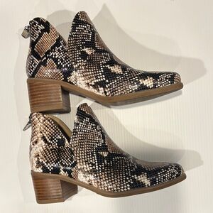 Blondo Ellis Snake Leather Waterproof Ankle Boots Size 7.5